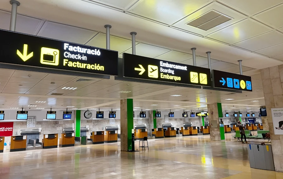 La Terminal del Aeropuerto de Girona-Costa Brava tiene dos pisos.
